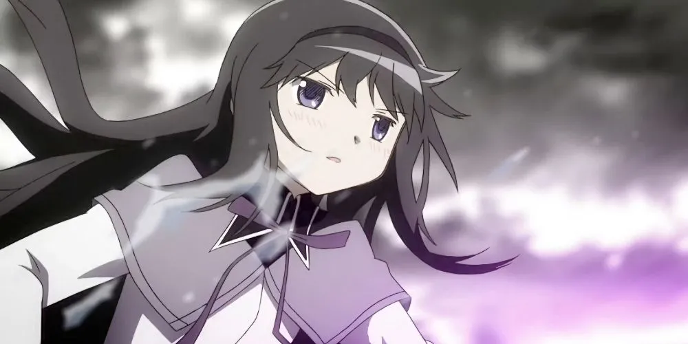 Homura Akemi từ Puella Magi Madoka Magica với vẻ mặt kiên định và nỗi buồn ẩn giấu