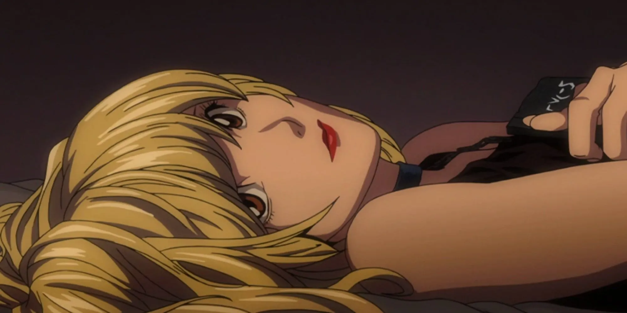 Misa Amane trong Death Note với ánh nhìn tinh ranh