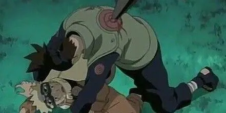 Thầy Iruka bảo vệ Naruto khỏi Mizuki, thể hiện lòng vị tha
