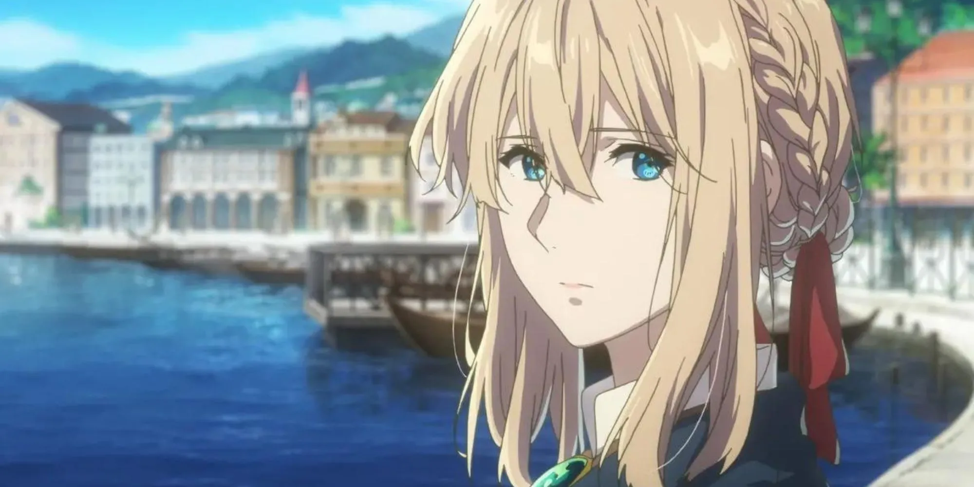 Violet Evergarden trong trang phục bưu tá ngồi bên máy đánh chữ