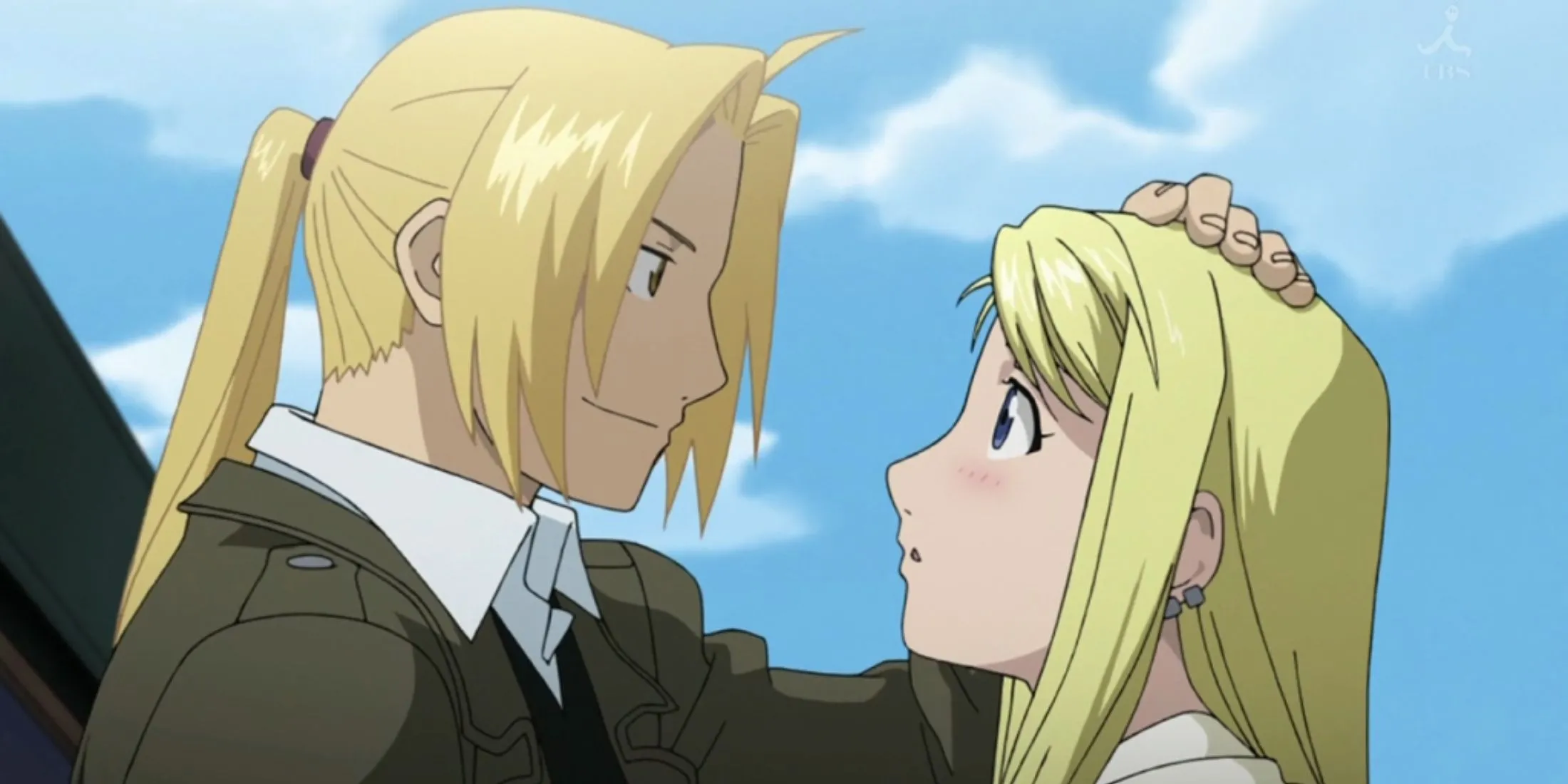 Winry Rockbell chạy đến ôm Edward và Alphonse Elric trong cái kết Fullmetal Alchemist Brotherhood