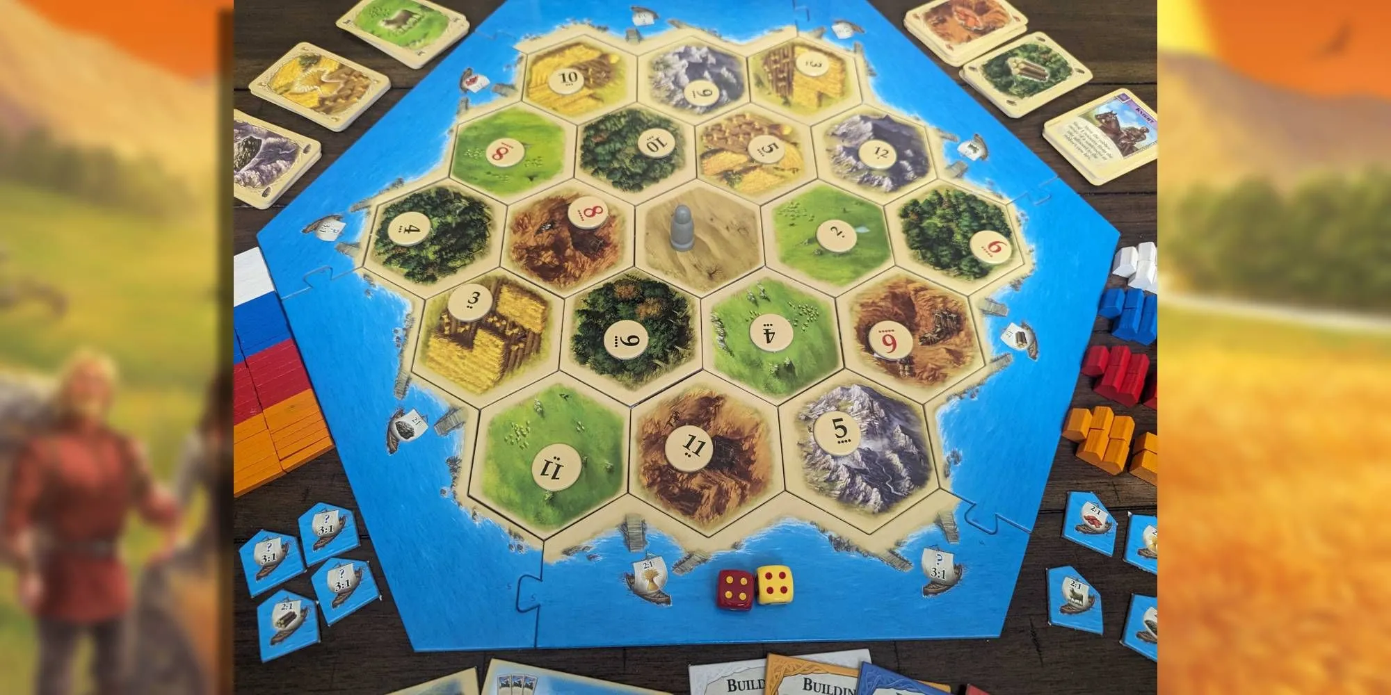 Bàn chơi Settlers of Catan với các mảnh địa hình và xúc xắc