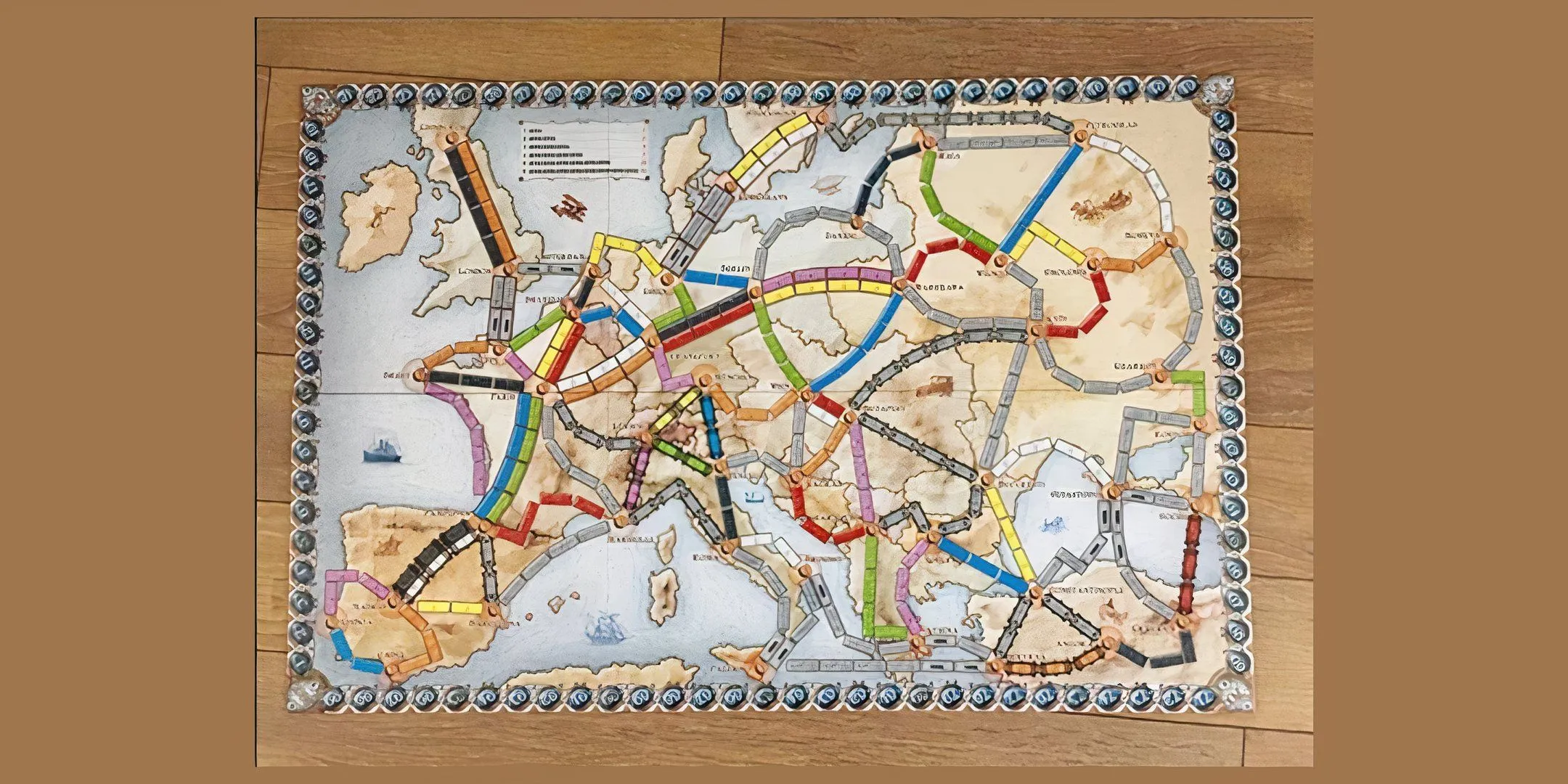 Bàn chơi Ticket to Ride với các tuyến đường tàu hỏa và thẻ toa xe màu sắc