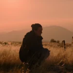 Bella Ramsey trong vai Ellie ở The Last of Us mùa 2 HBO, thể hiện sự mệt mỏi và kiên cường.