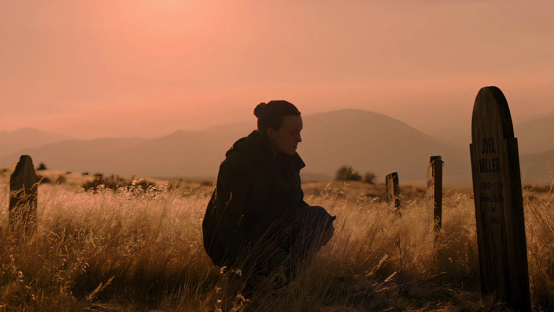 Bella Ramsey trong vai Ellie ở The Last of Us mùa 2 HBO, thể hiện sự mệt mỏi và kiên cường.