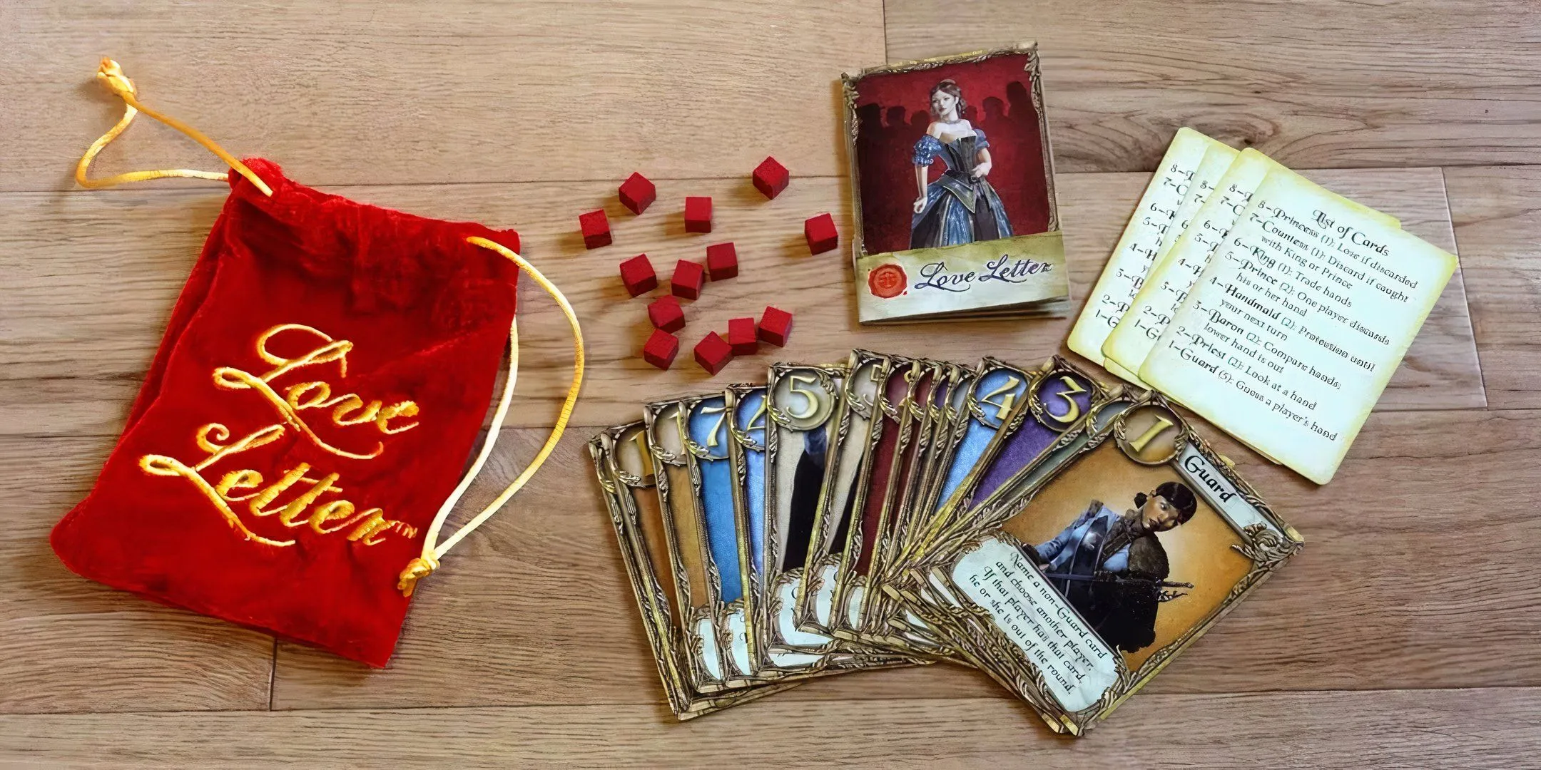 Bộ bài và các thành phần đơn giản của board game Love Letter, dù vậy vẫn có thể dẫn đến hiểu lầm về luật chơi.