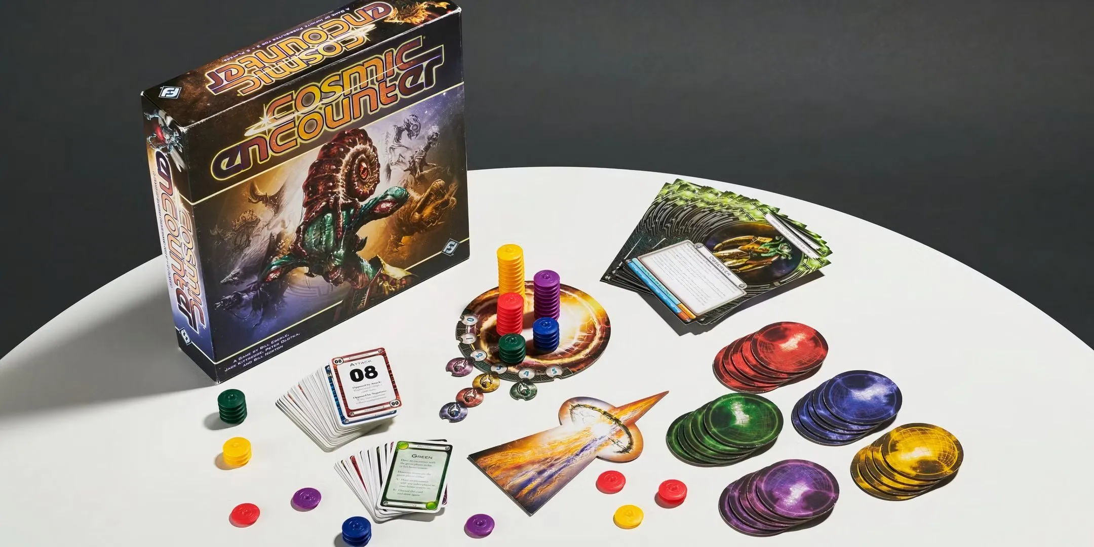 Các mảnh và hộp game Cosmic Encounter được bày biện trên bàn, thể hiện sự phức tạp của luật chơi và khả năng giải thích sai.