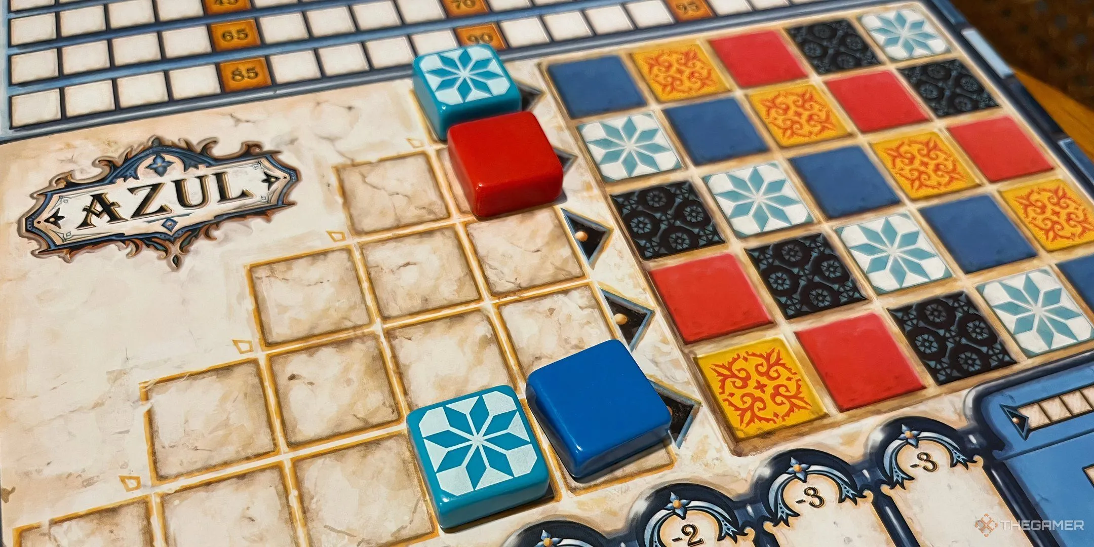 Các viên gạch màu xanh của game Azul được sắp xếp trên bàn chơi, gợi ý về sự phức tạp luật chơi có thể làm nản lòng người hướng dẫn.