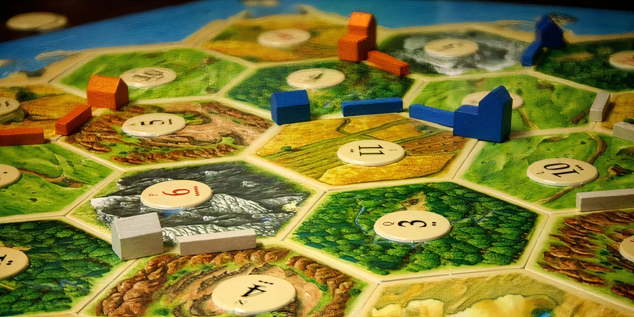 Cận cảnh bảng game Settlers of Catan với các mảnh đất, tài nguyên và đường giao thông, thể hiện sự phức tạp của luật game và thách thức khi giải thích.