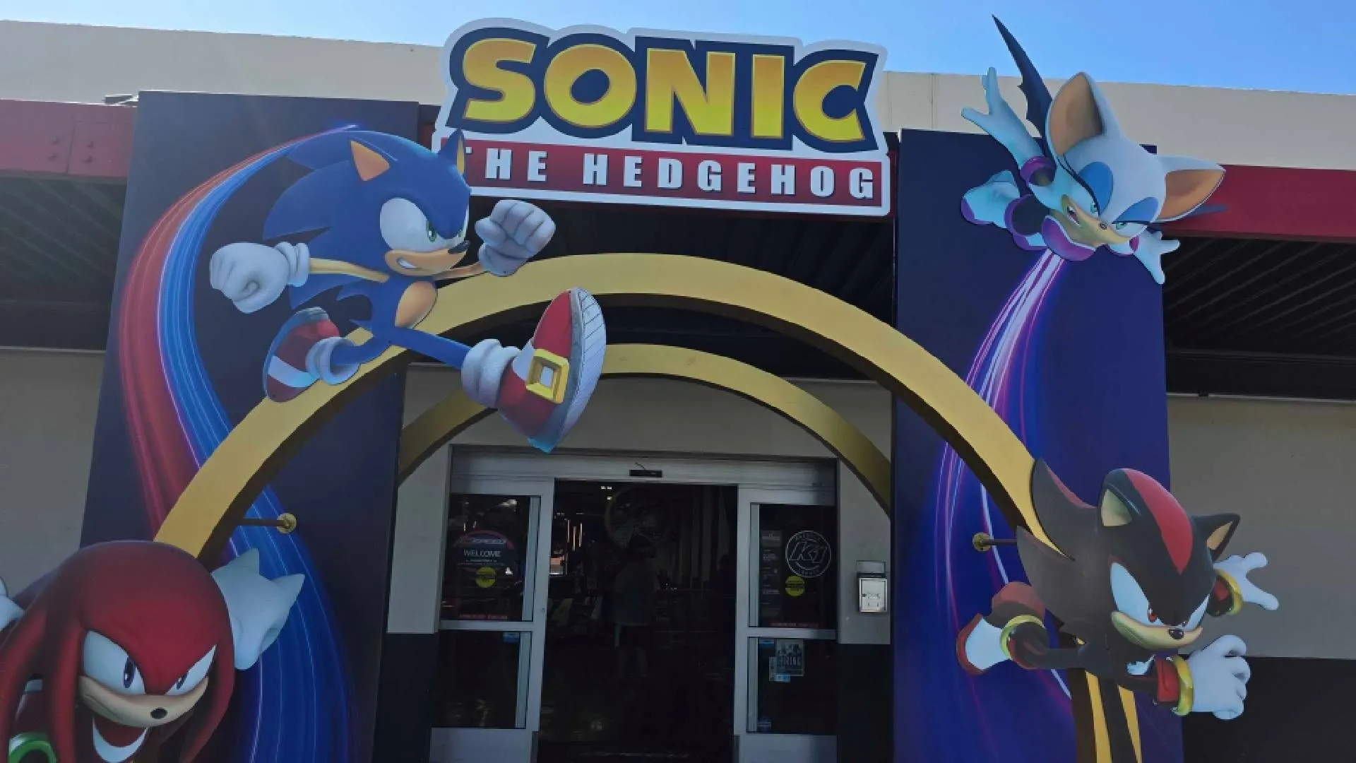 Cổng vào sự kiện Sonic Racing Crossworlds tại K1 Speed với hình nộm Sonic khổng lồ