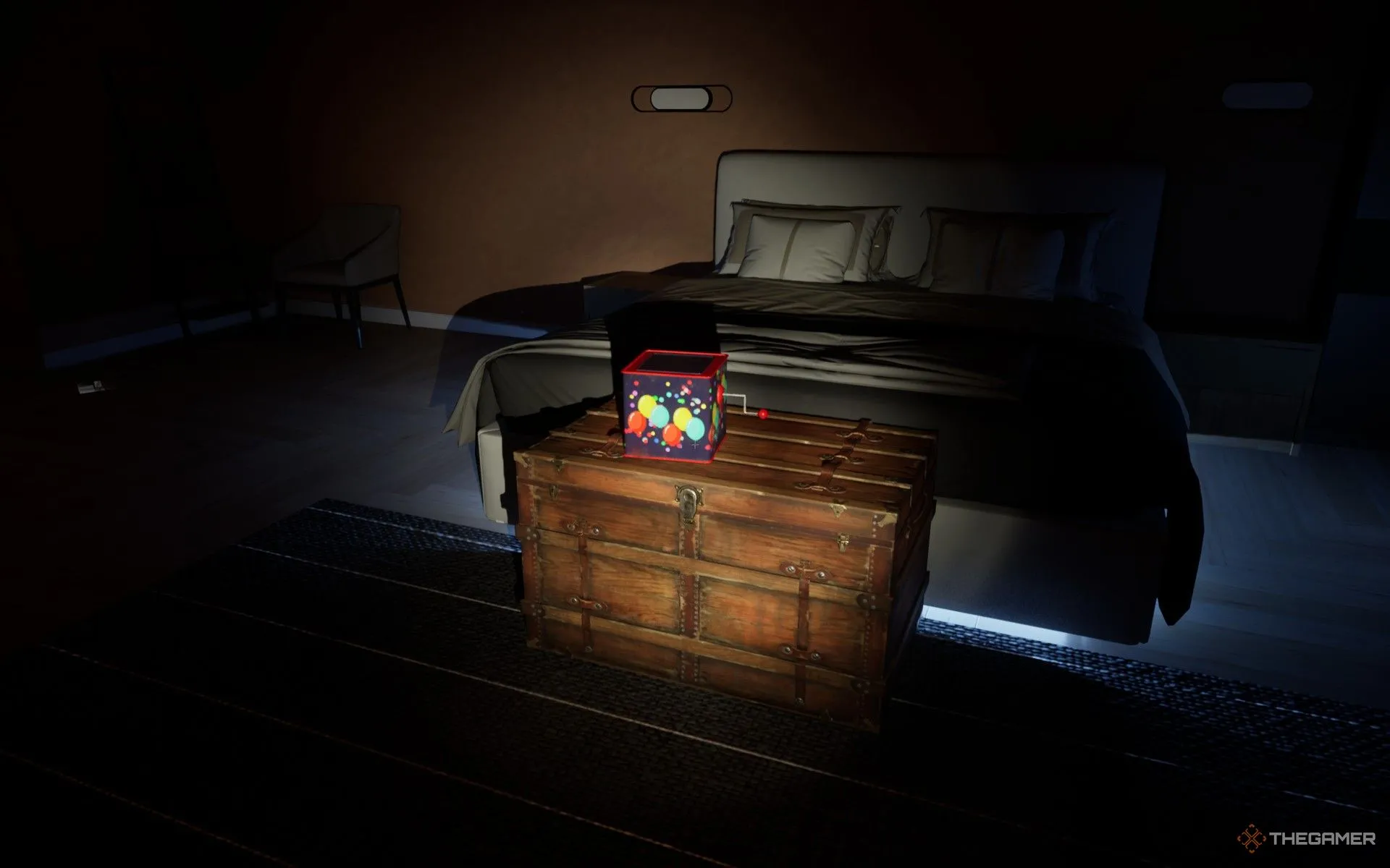Đồ chơi Jack-in-the-box đáng sợ đặt trên ghế trong phòng Lá Chắn (Shield Bedroom) game Dead Take