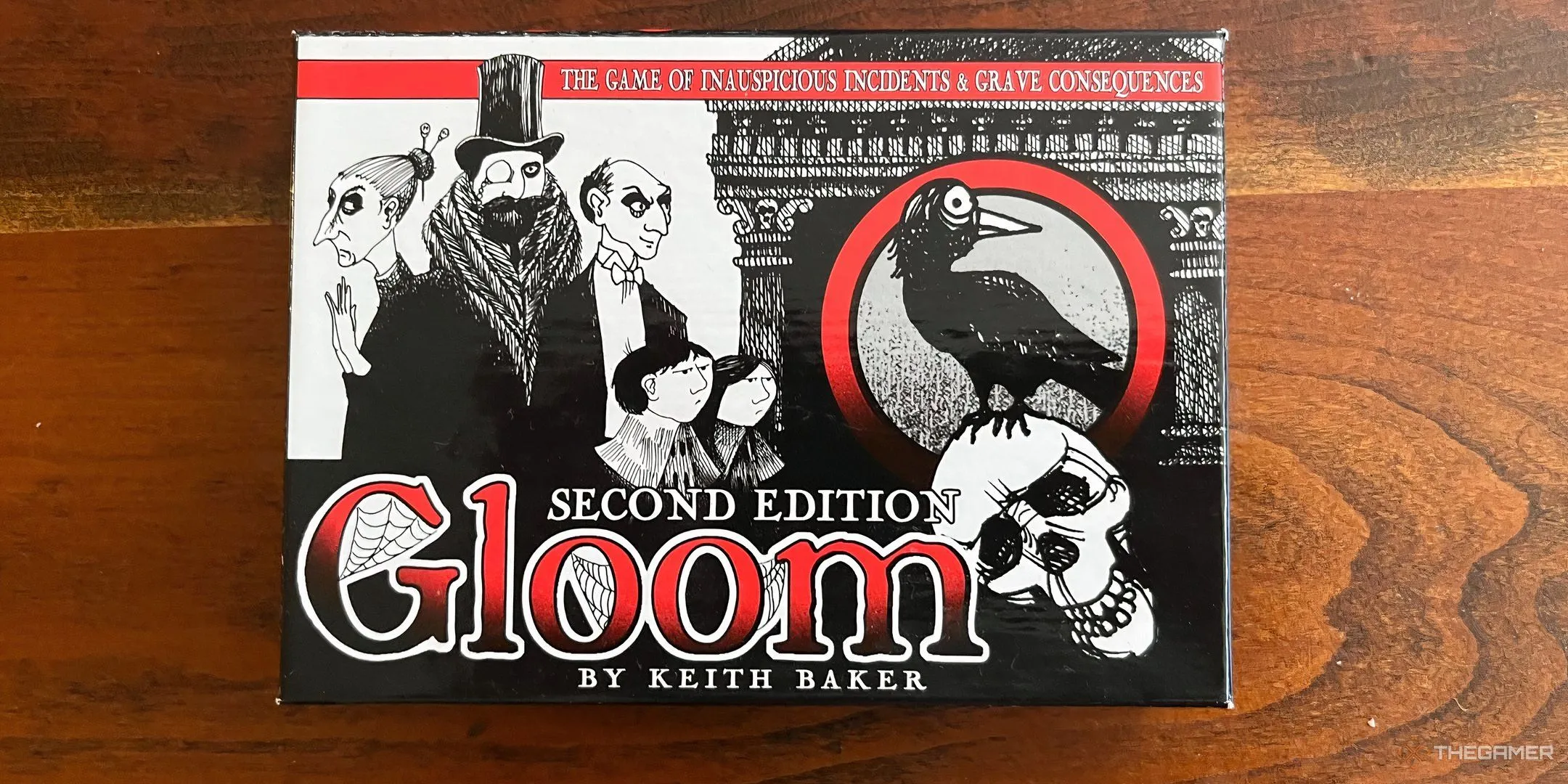 Hộp game Gloom với hình minh họa một gia đình ma quái, u sầu trong phong cách gothic.