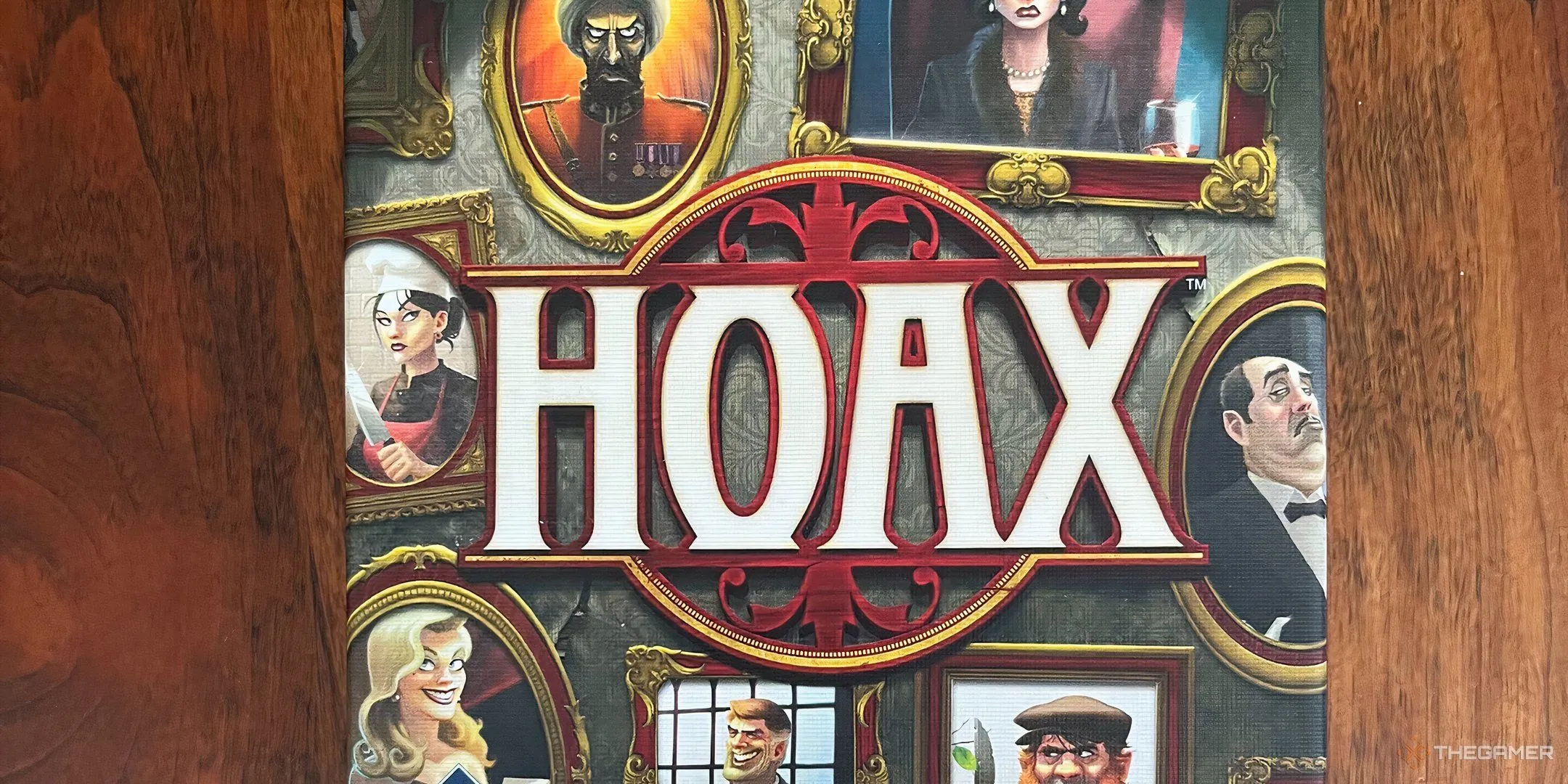 Hộp game Hoax với nhiều bức chân dung nhân vật mang vẻ bí ẩn, cổ điển.