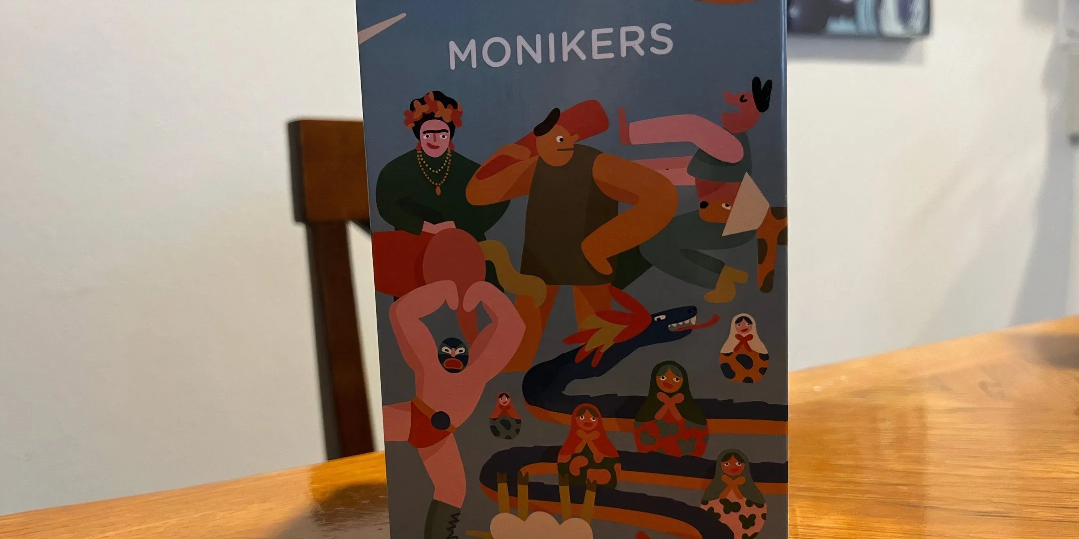 Hộp game Monikers với tên game được thiết kế sáng tạo và hình ảnh mang tính giải trí.