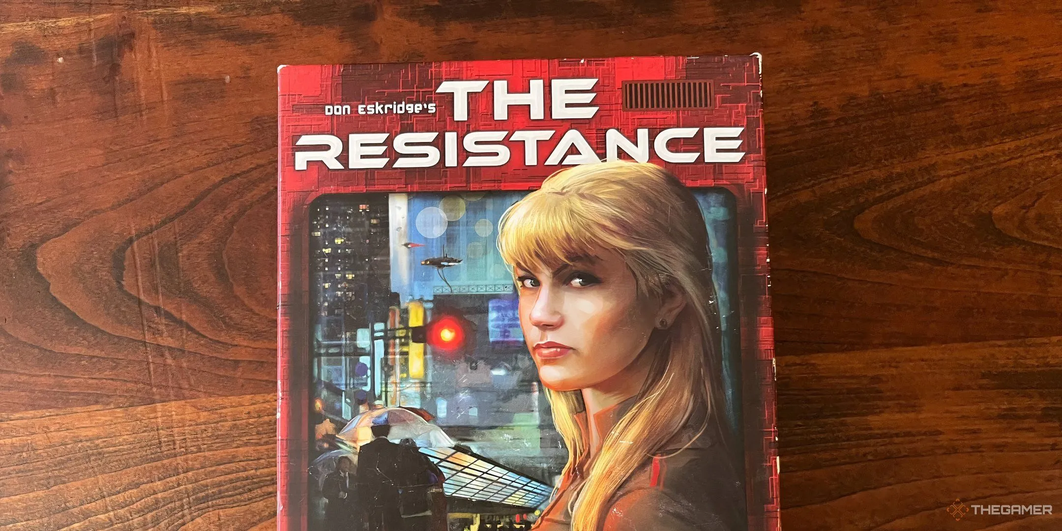 Hộp game The Resistance với hình ảnh nữ điệp viên tóc vàng bí ẩn.