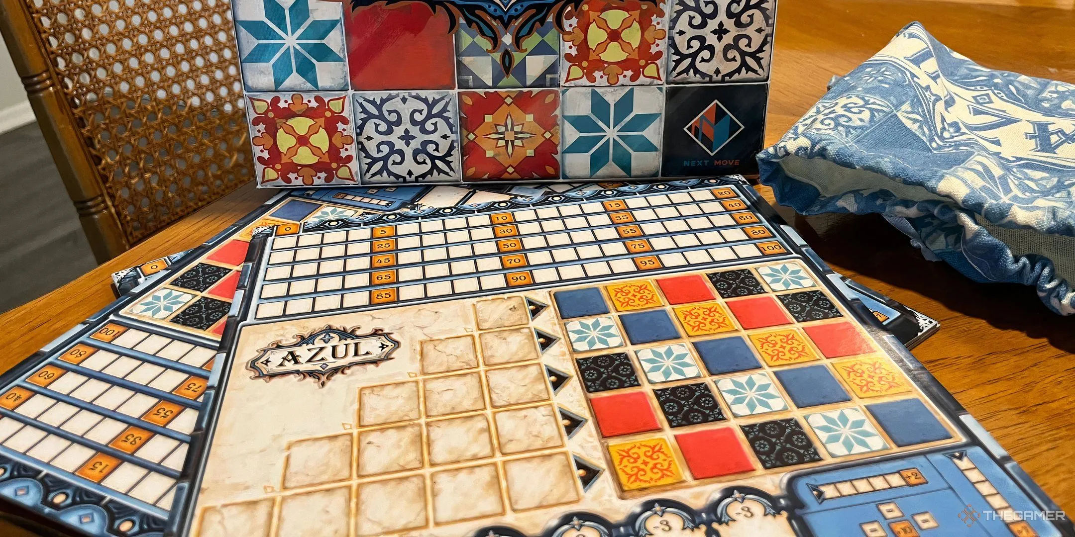Hộp và bàn chơi board game Azul với những viên gạch đầy màu sắc, thể hiện sự sắp xếp gạch lát nghệ thuật