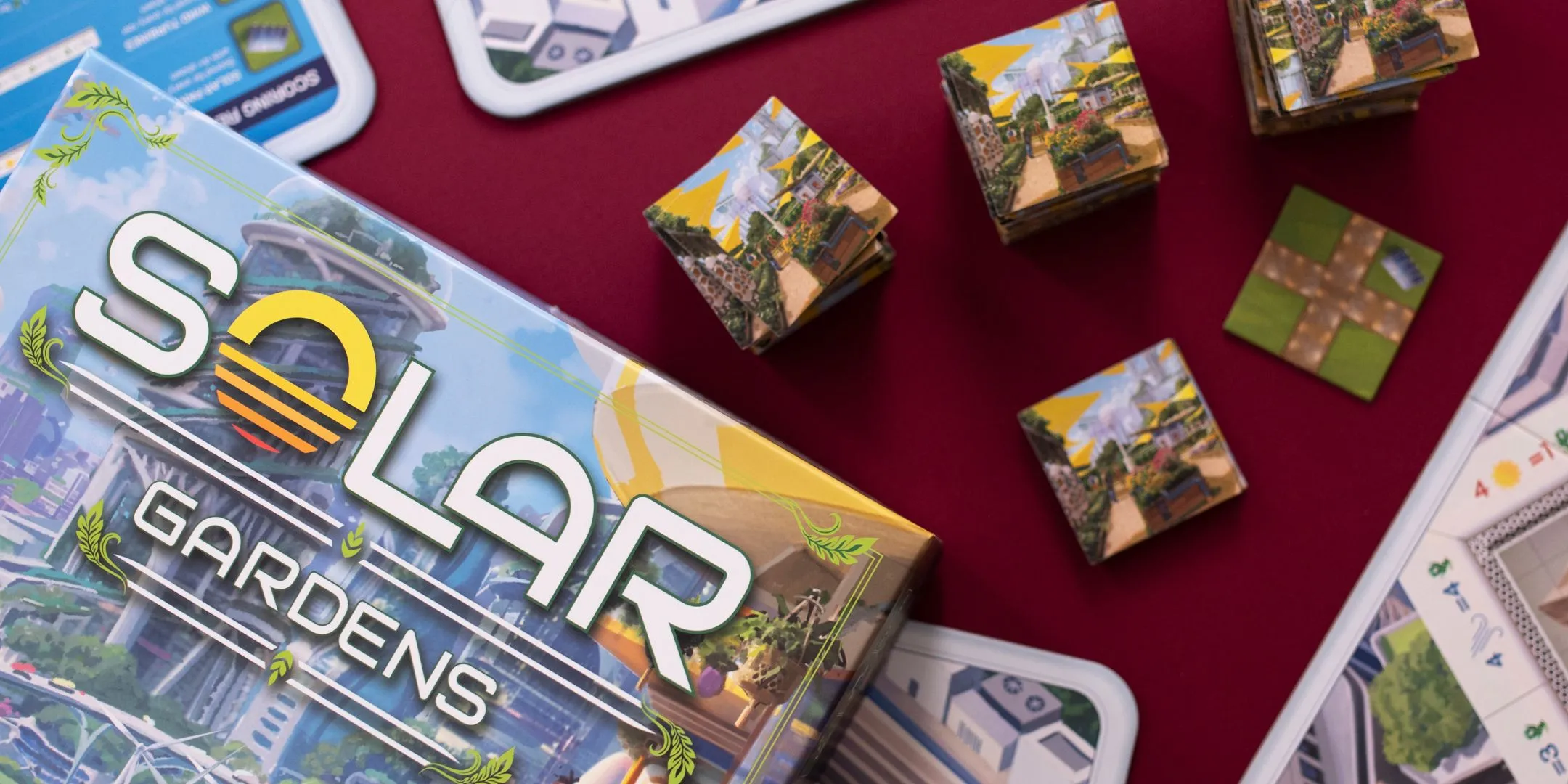 Hộp và các quân bài úp trong board game Solar Gardens cho thấy sự bí ẩn và hấp dẫn