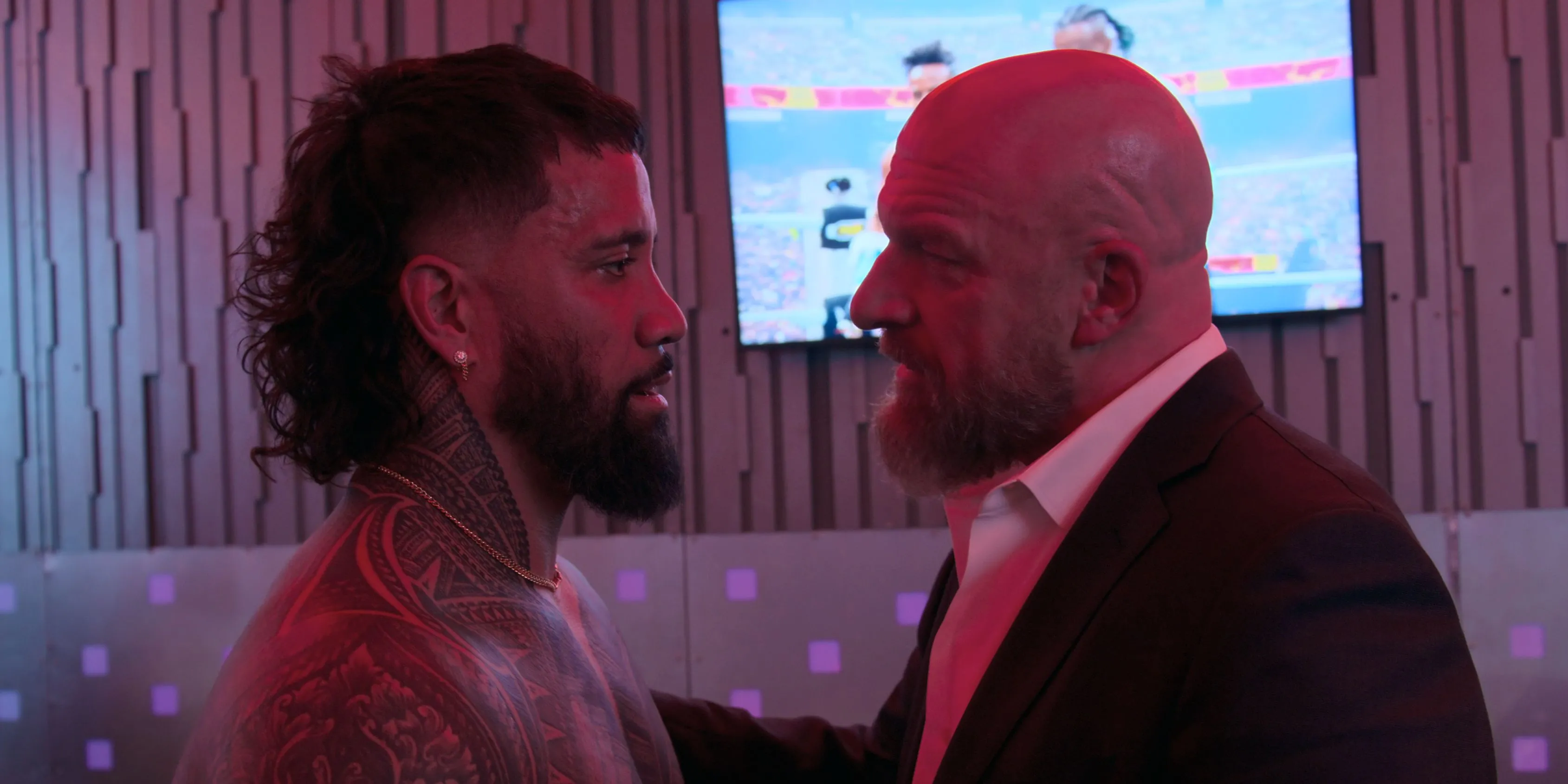 Jey Uso và Triple H trong hậu trường series WWE Unreal Netflix