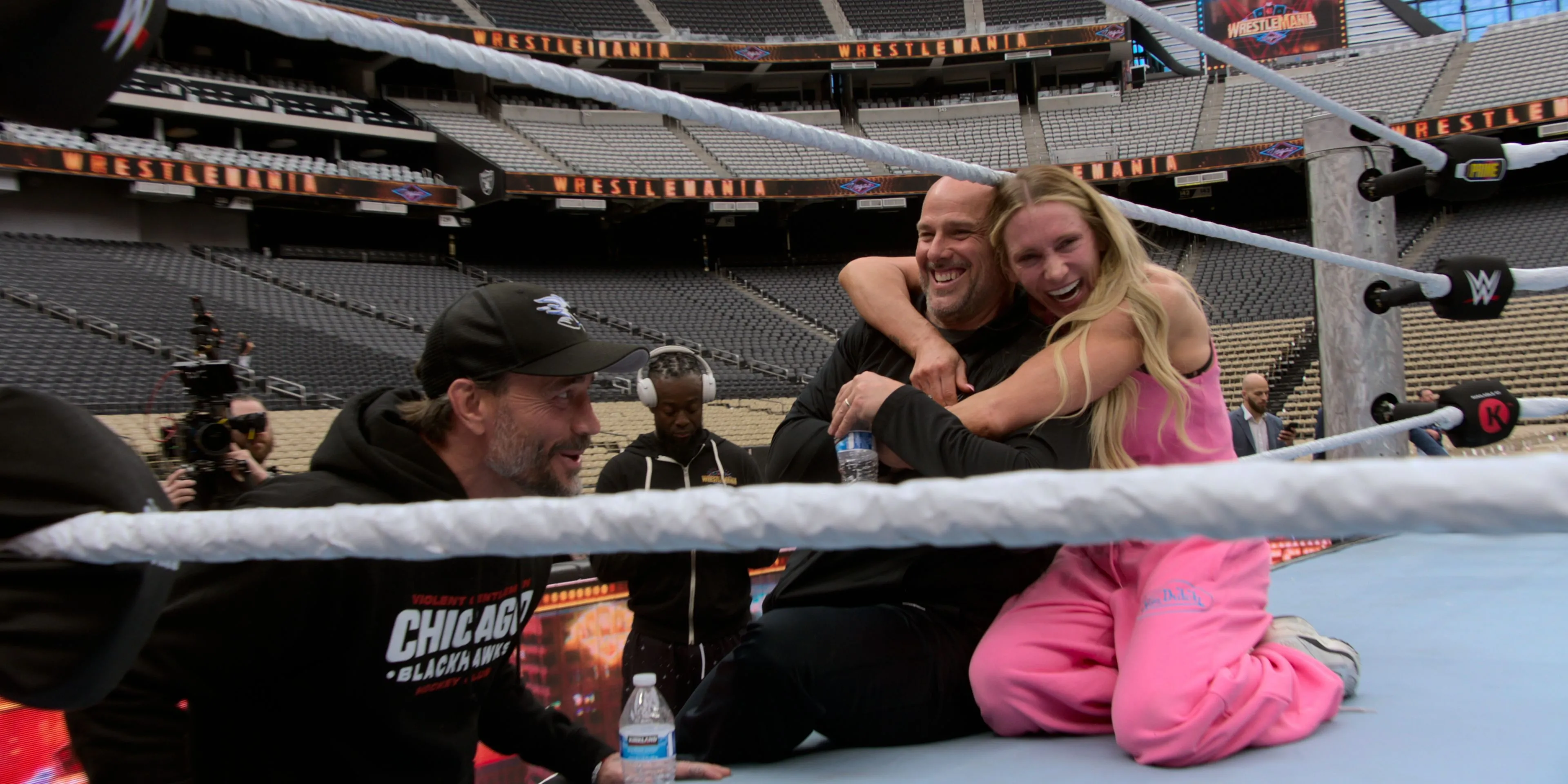 Khoảnh khắc đời thường của CM Punk, Adam Pearce và Charlotte Flair trong WWE Unreal