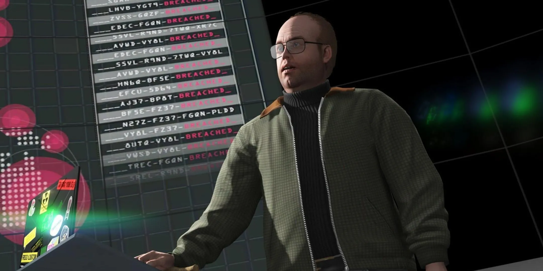 Lester Crest trong GTA Online đang tập trung sử dụng máy tính trước một màn hình lớn, biểu tượng của các hoạt động trực tuyến và giao tiếp trong game