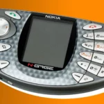 Mô hình Nokia N-Gage với hình ảnh điện thoại lai máy chơi game, màn hình ngang độc đáo và bàn phím số ở cạnh bên, biểu tượng cho một thất bại lịch sử nhưng đầy thú vị trong ngành công nghiệp game cầm tay.