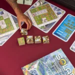 Người chơi chọn gạch trong board game Solar Gardens đầy chiến thuật