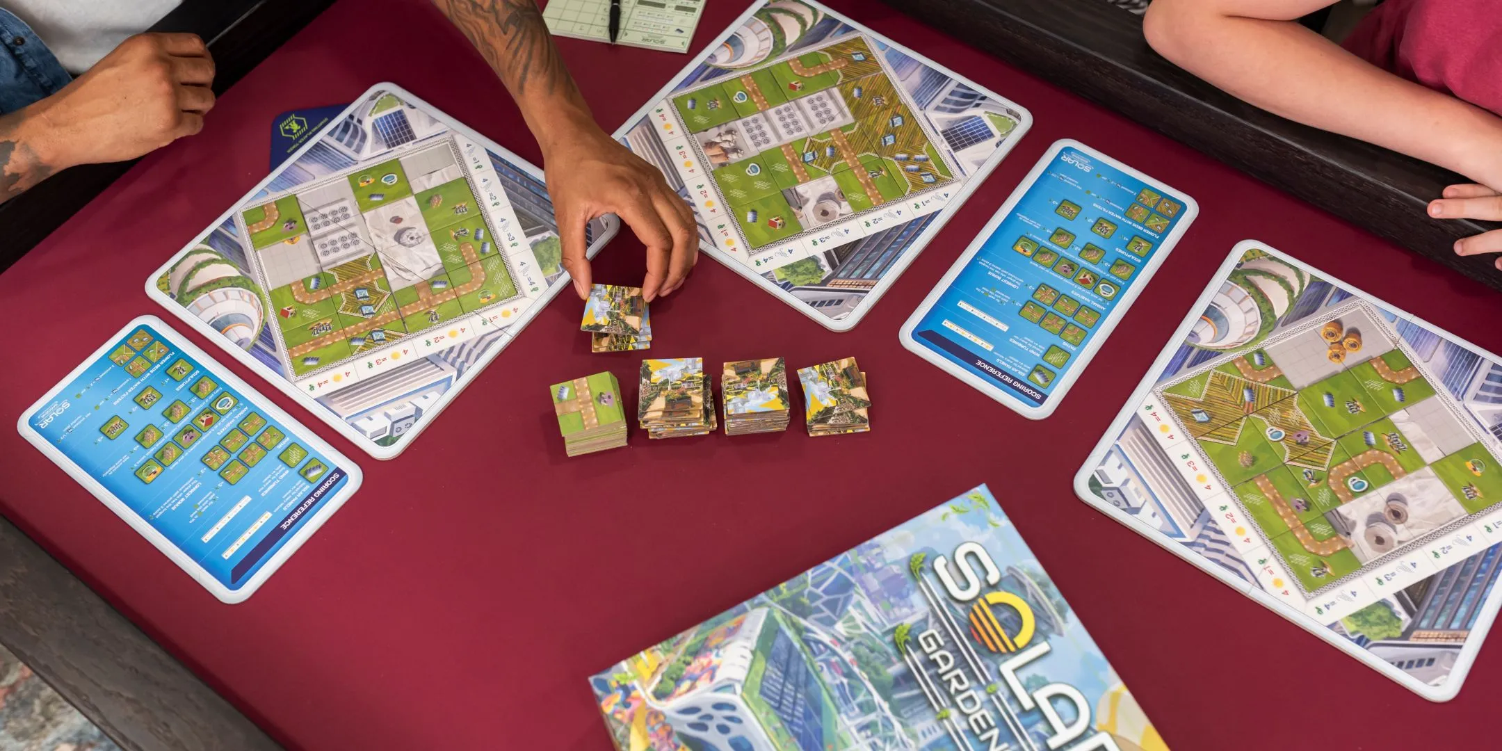 Người chơi chọn gạch trong board game Solar Gardens đầy chiến thuật
