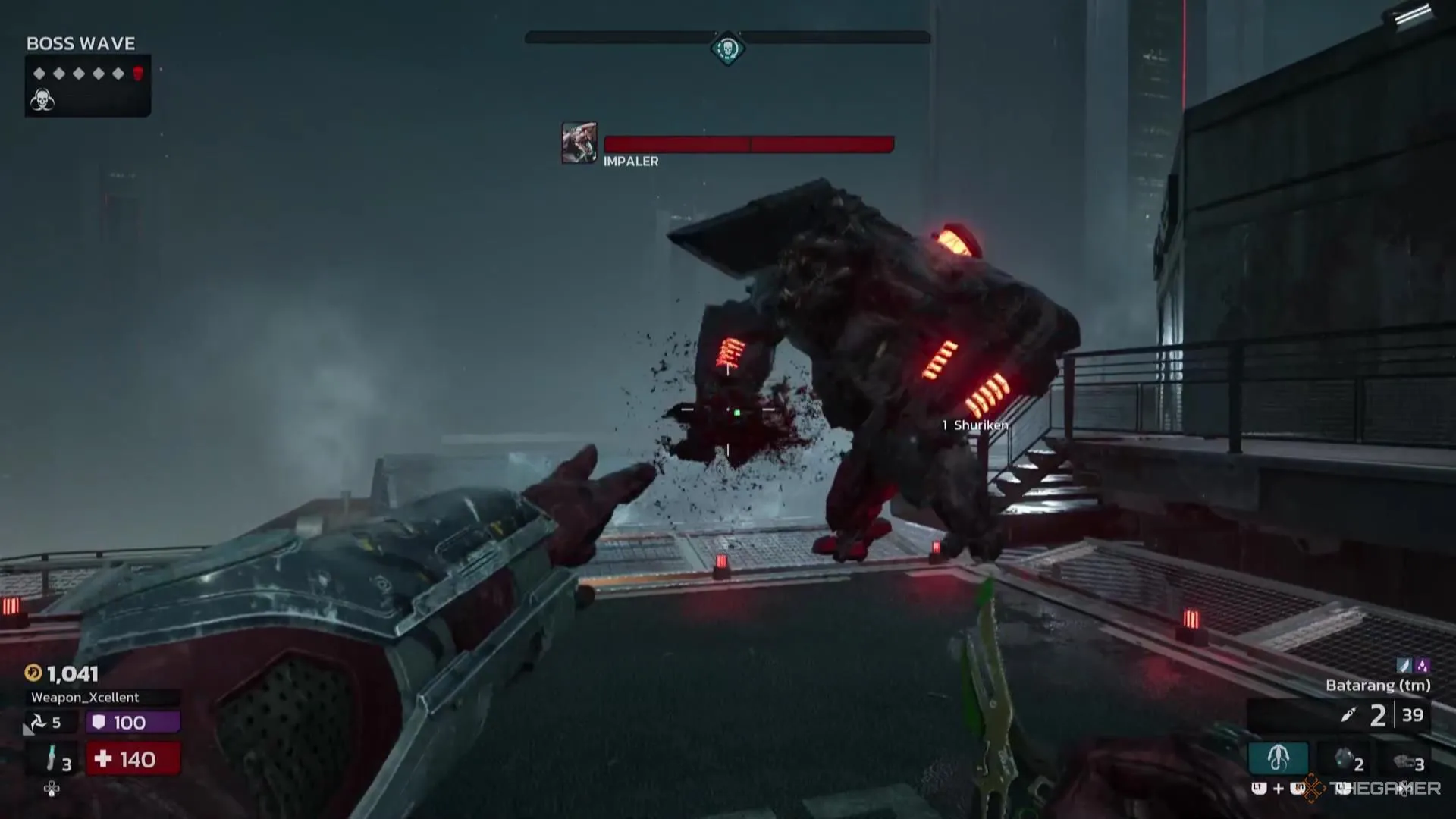 Nhân vật ném phi tiêu Shuriken vào Impaler, một loại boss trong Killing Floor 3, thể hiện việc đối phó với các kẻ thù mạnh.