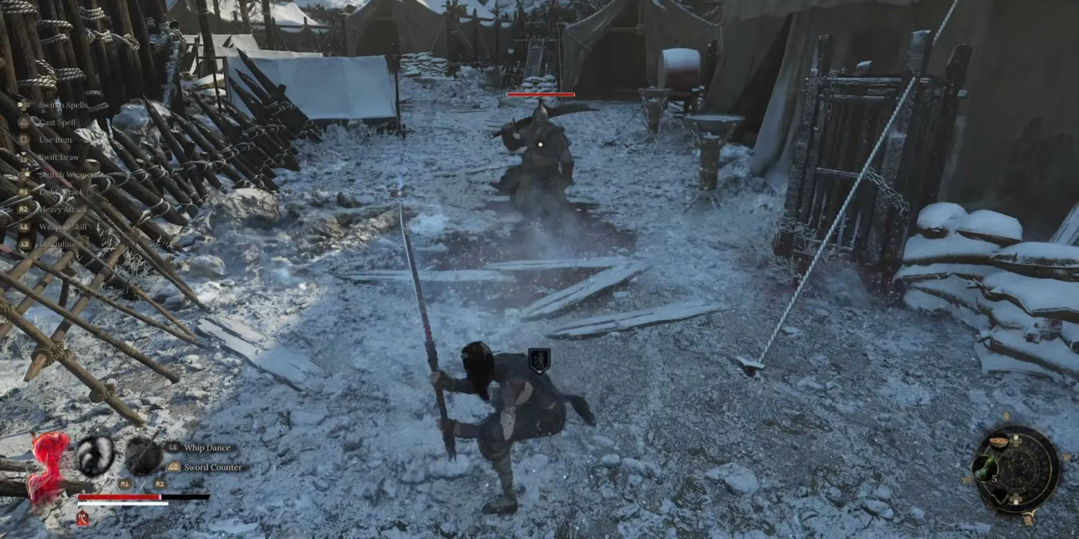 Nữ chiến binh Wuchang chuẩn bị tung đòn tấn công vào quái vật khổng lồ, minh họa gameplay combat đầy thử thách.