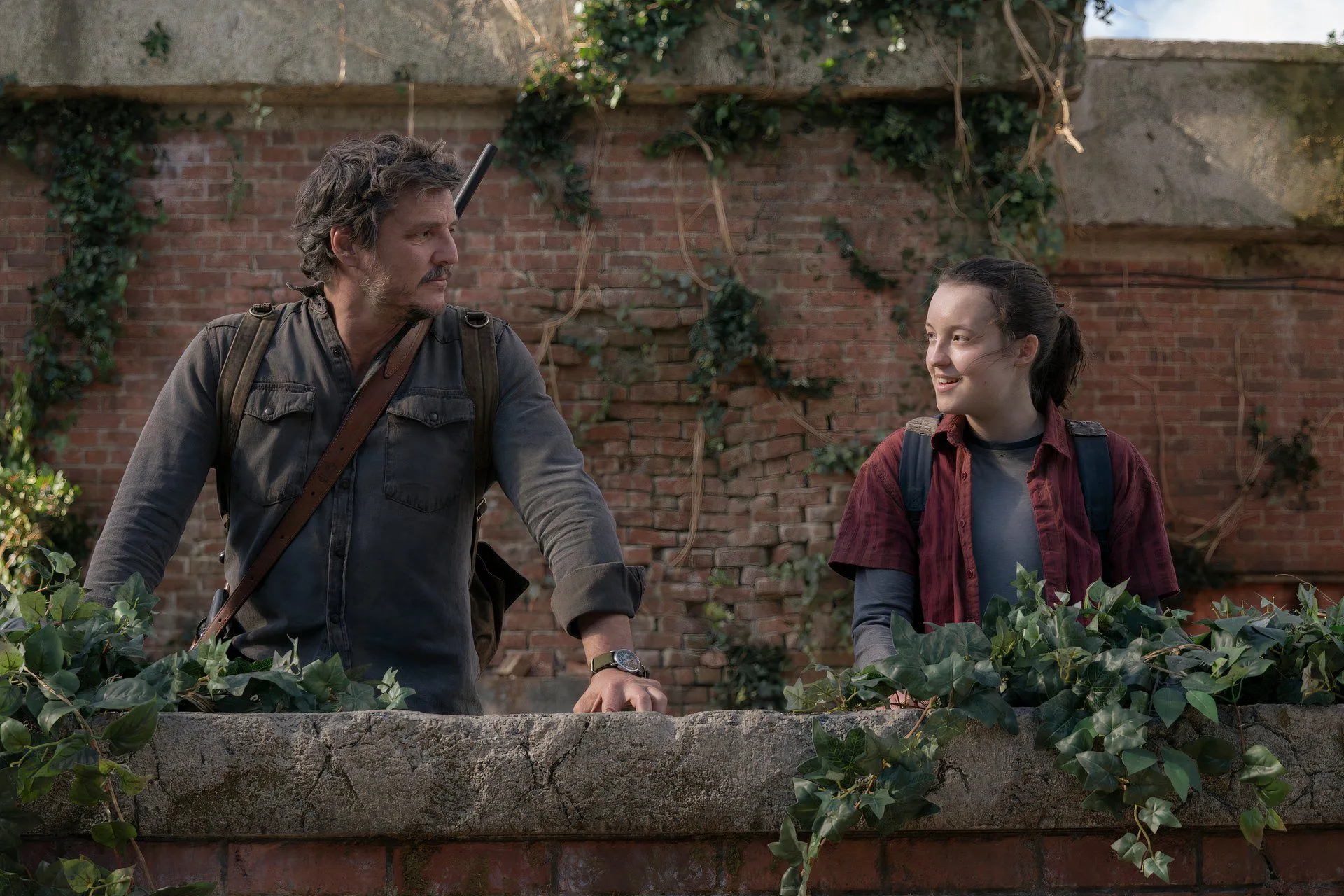 Pedro Pascal trong vai Joel và Bella Ramsey trong vai Ellie trong The Last of Us mùa 1