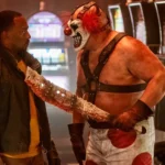 Sweet Tooth dí dao vào John Doe trong phim Twisted Metal, cảnh quay đáng sợ nhưng hài hước