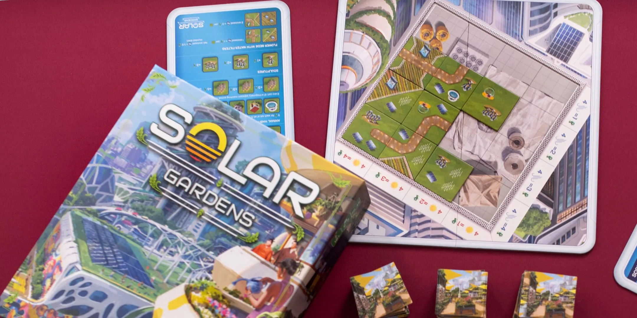 Toàn bộ các thành phần của board game Solar Gardens bao gồm hộp, bảng chơi và các quân gạch