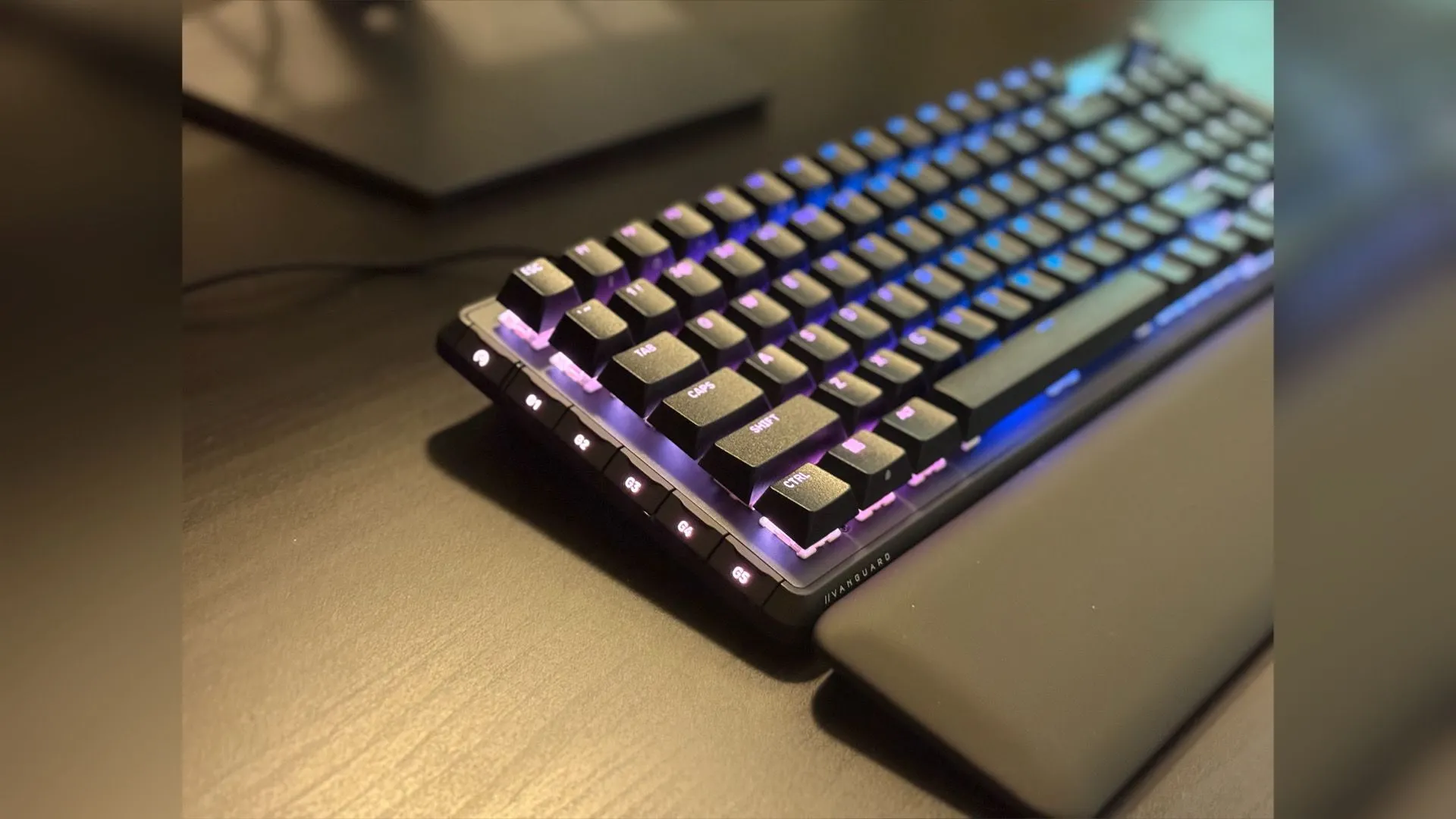 Ảnh cận sản phẩm Corsair VANGUARD PRO 96, cho thấy phần kê tay nam châm và build nhôm