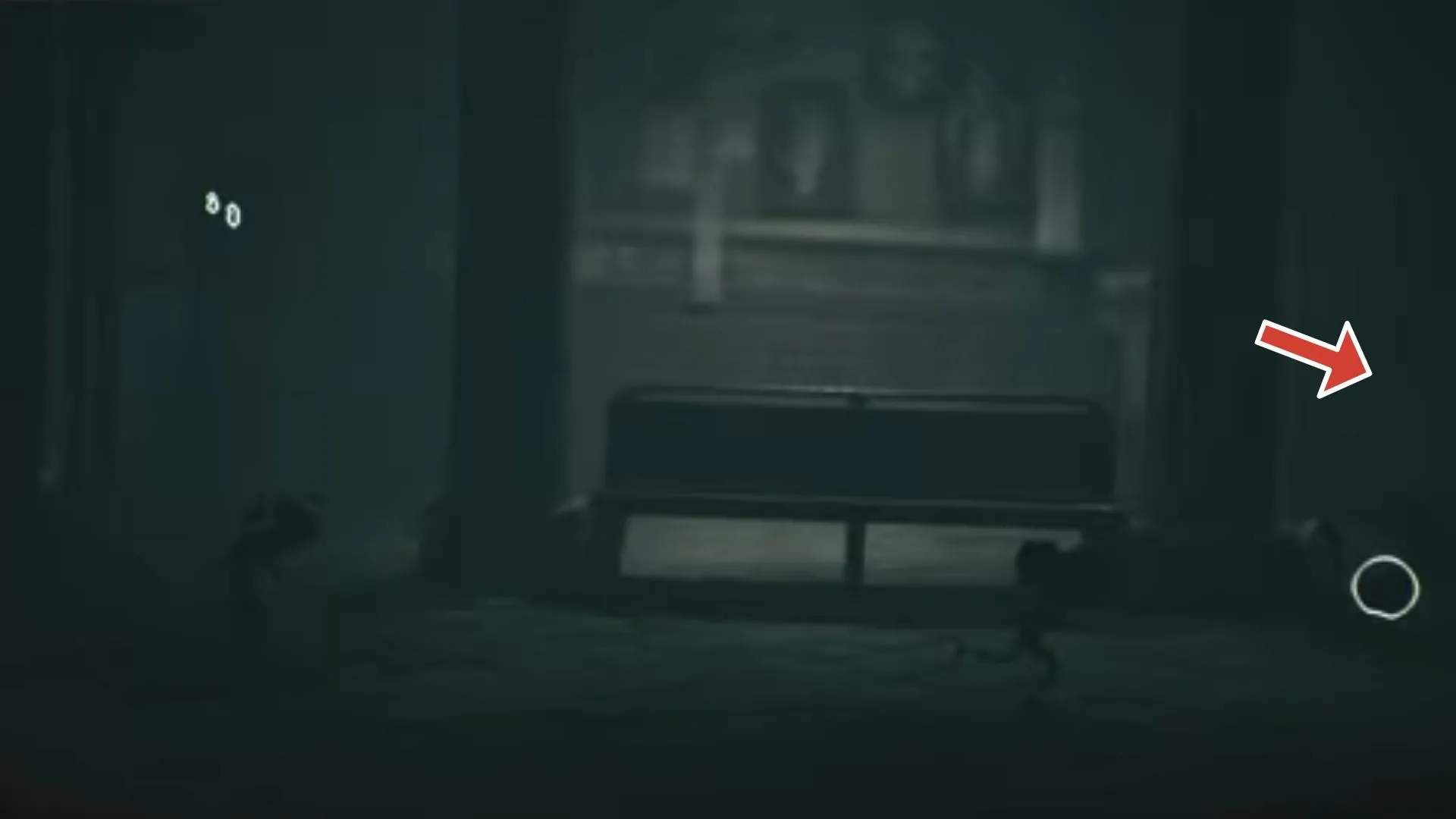 Ghost #5 ngồi trên băng ghế ở phòng sau khi chui tường nứt Little Nightmares 3