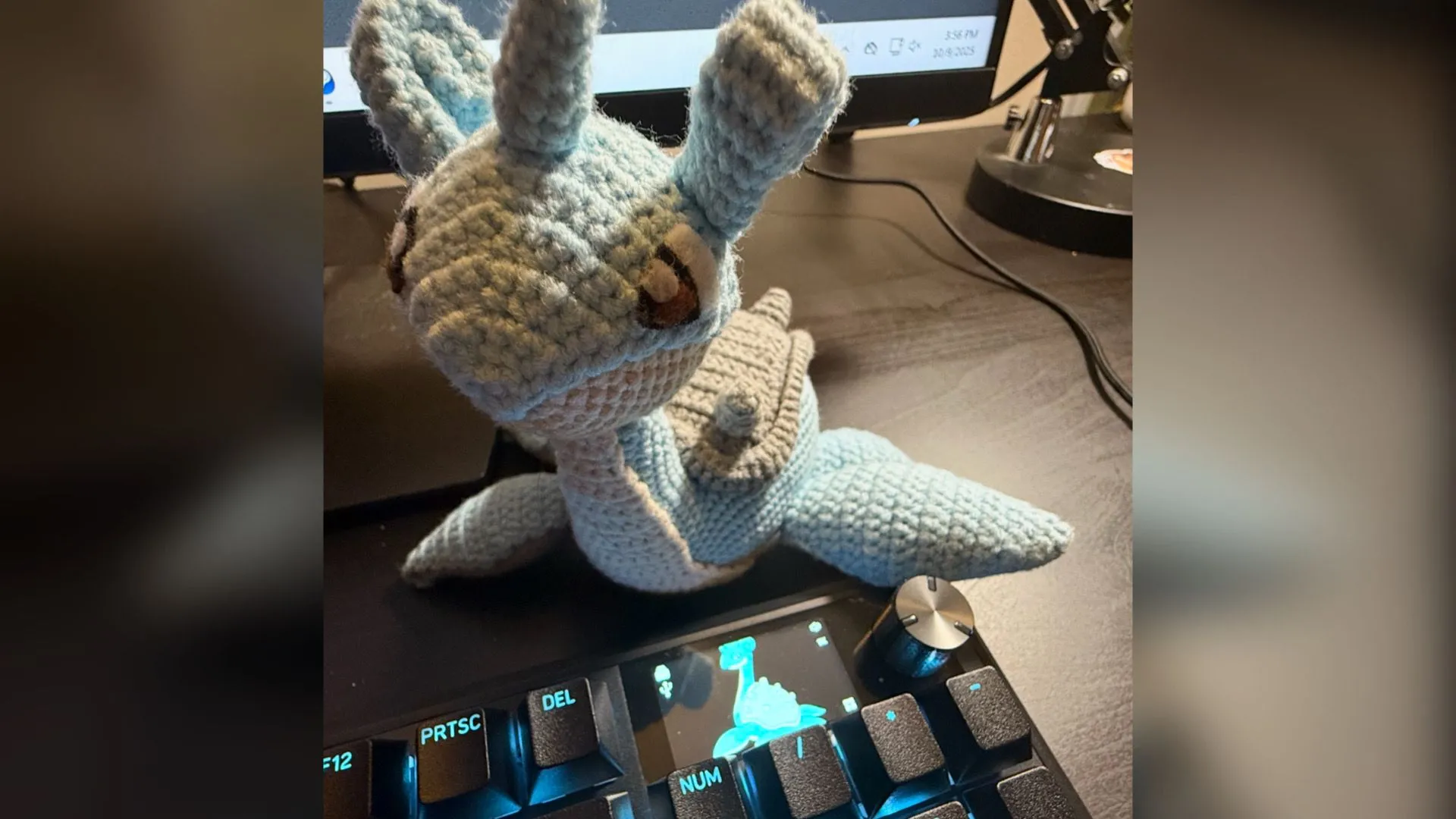 Góc chụp cận cảnh Corsair VANGUARD PRO 96, hiển thị chất liệu nhôm và màn hình LCD