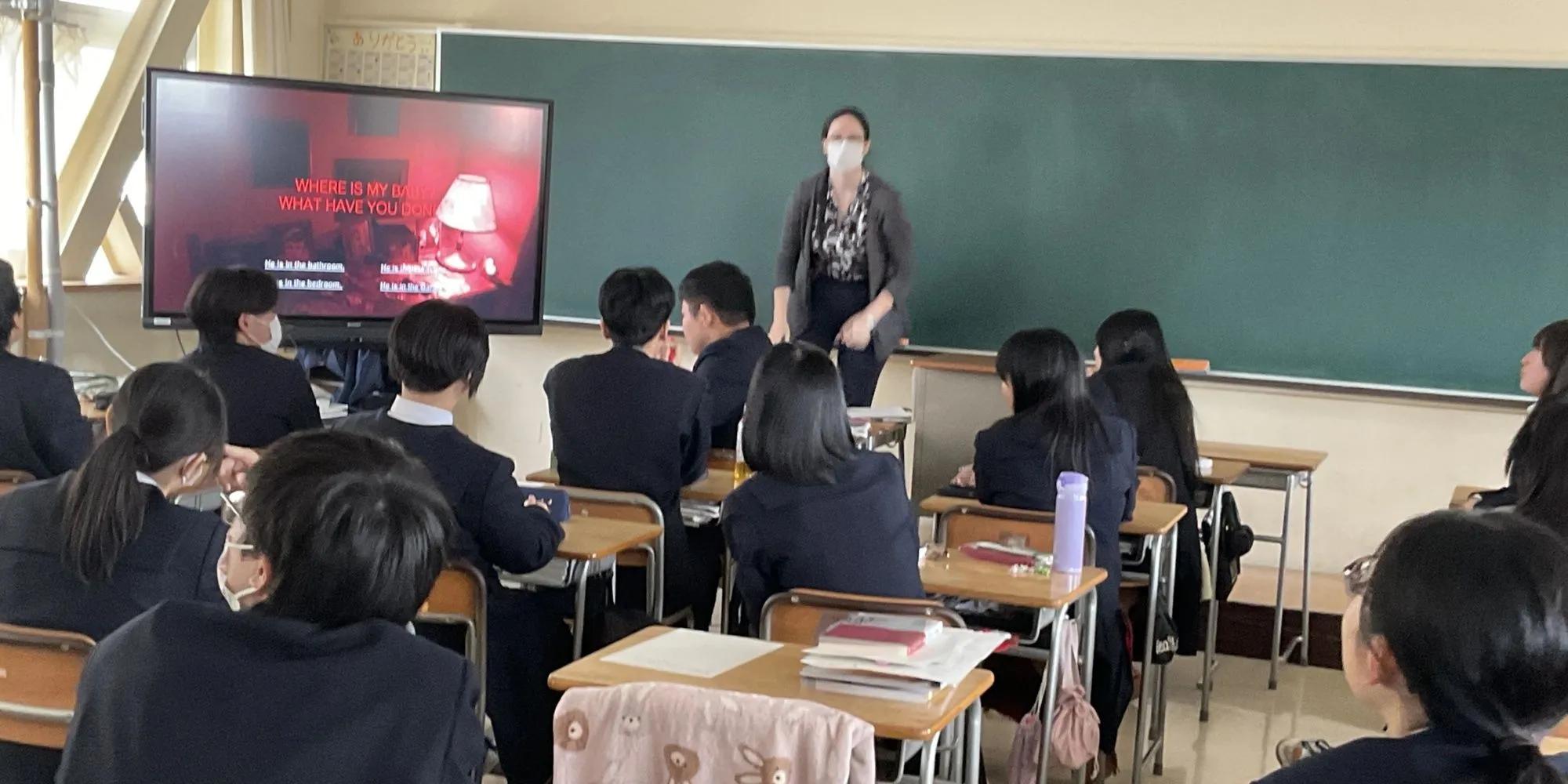 Hành lang ma ám trong P.T. được dùng làm công cụ dạy tiếng Anh, tạo tình huống giao tiếp thực tế cho học sinh