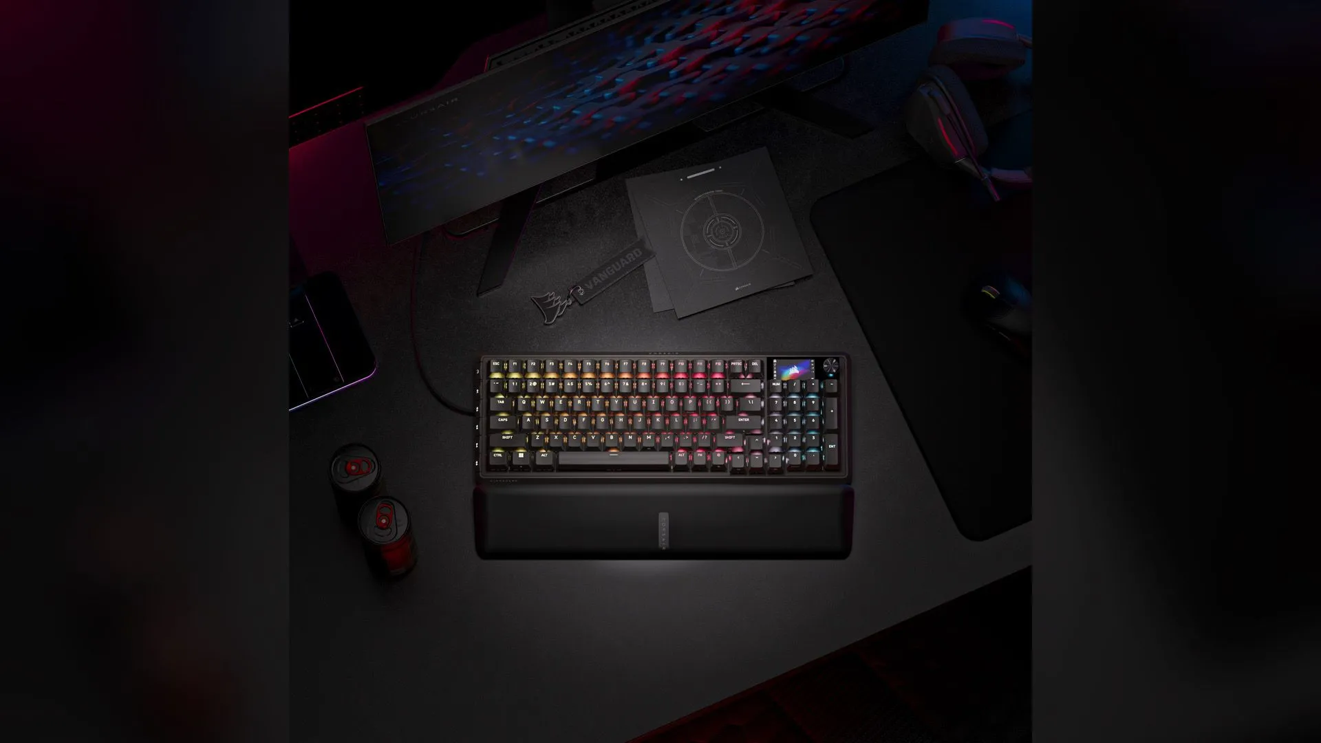 Hình ảnh tổng quan Corsair VANGUARD PRO 96 đặt trên bàn gaming