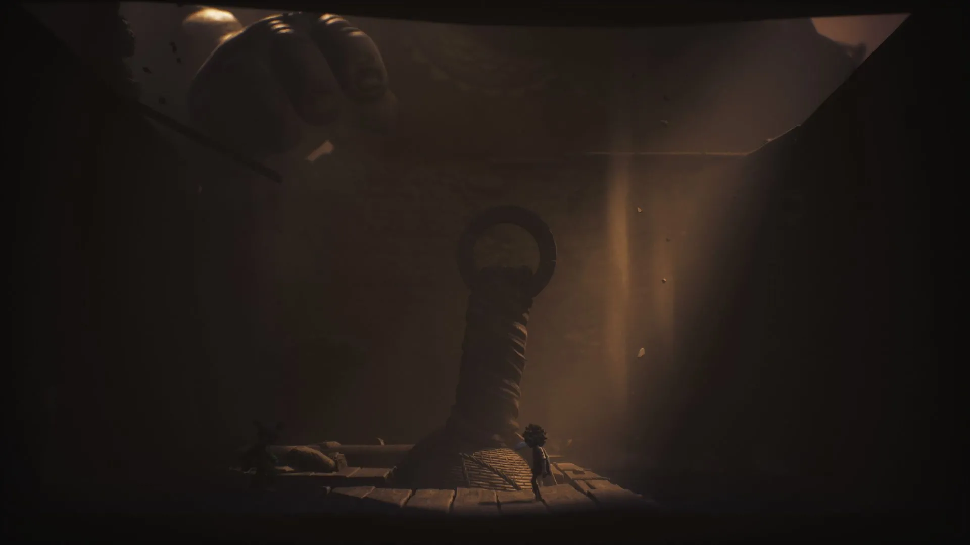 Khu vực ngoài trời cuối chương nơi có nhiều bức tượng và bệ đá chứa Crow 7–10