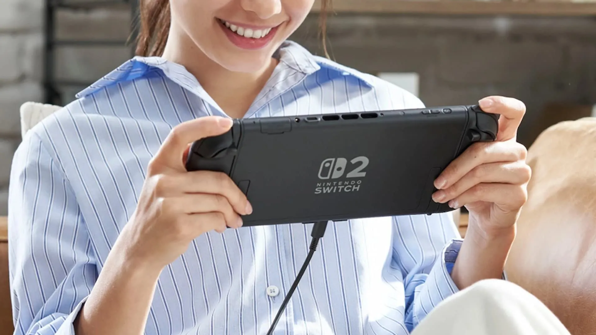 Người chơi cầm Nintendo Switch 2, bề ngoài và kích thước máy rõ ràng