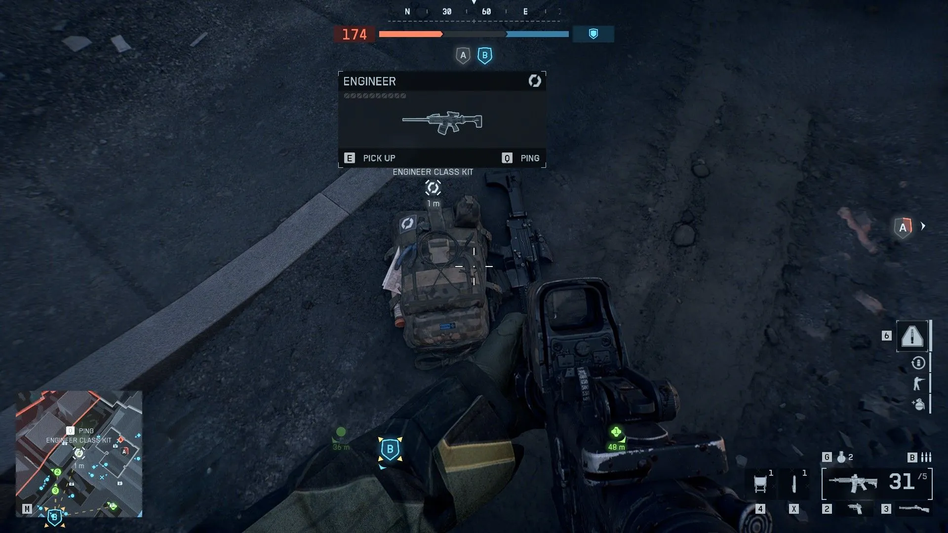 Người chơi nhặt kit của đồng đội đã gục để lấy vũ khí mạnh hơn