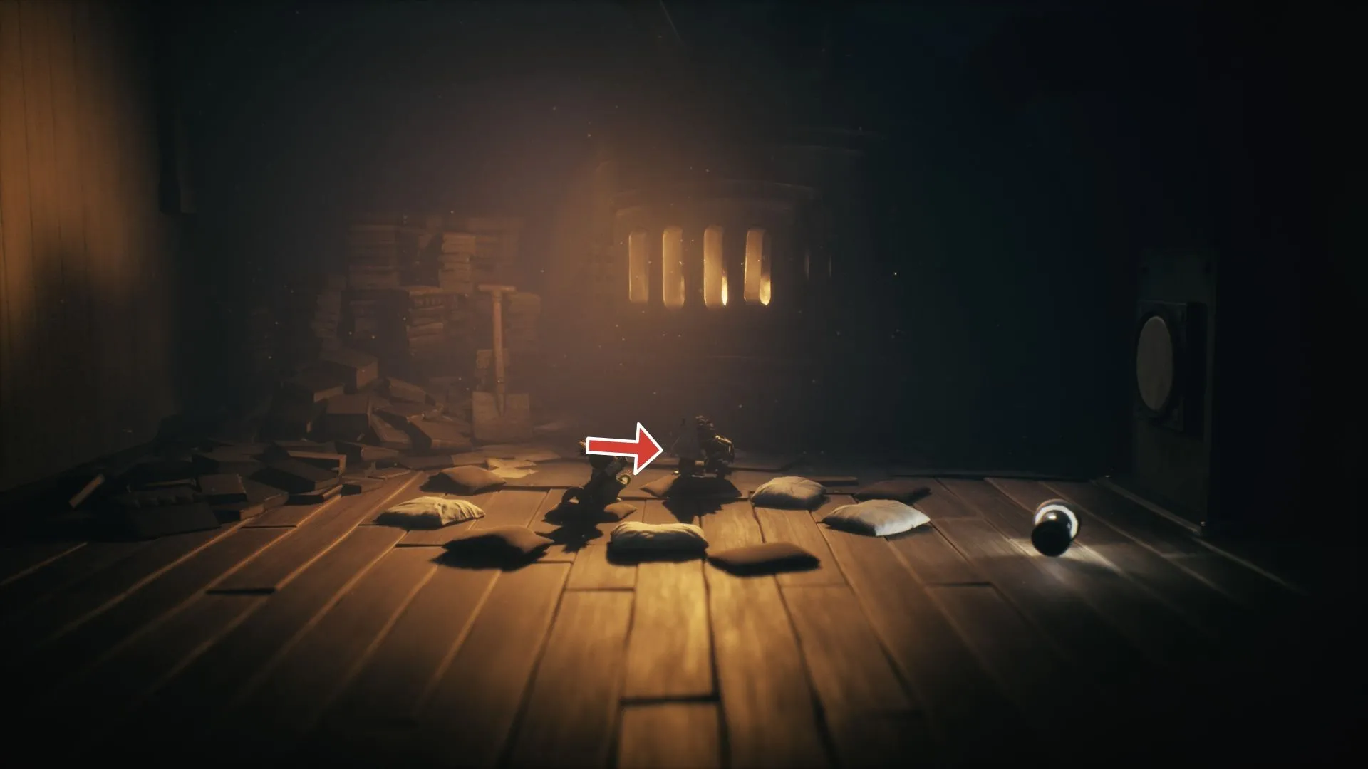 Nome đầu tiên đứng ở cuối hành lang trong Chương 3 của Little Nightmares 3