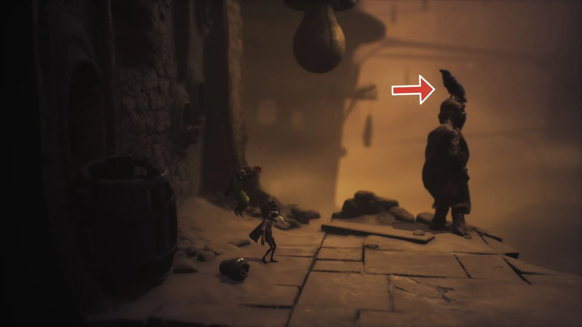 Quạ 2 nằm trên đỉnh đầu tượng trong khu vực ngoài trời nhỏ, cần bắn từ xa để không làm nó bay đi