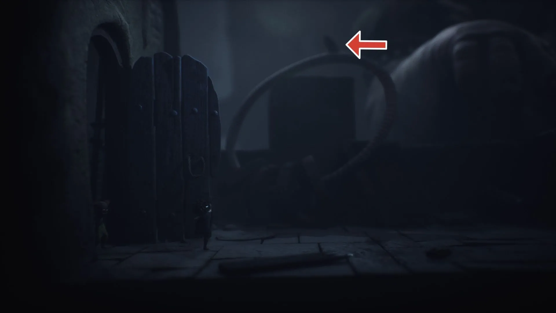 Quạ cuối cùng nằm trên món đồ chơi búp bê khổng lồ trong căn phòng của em bé — vị trí Crow 11