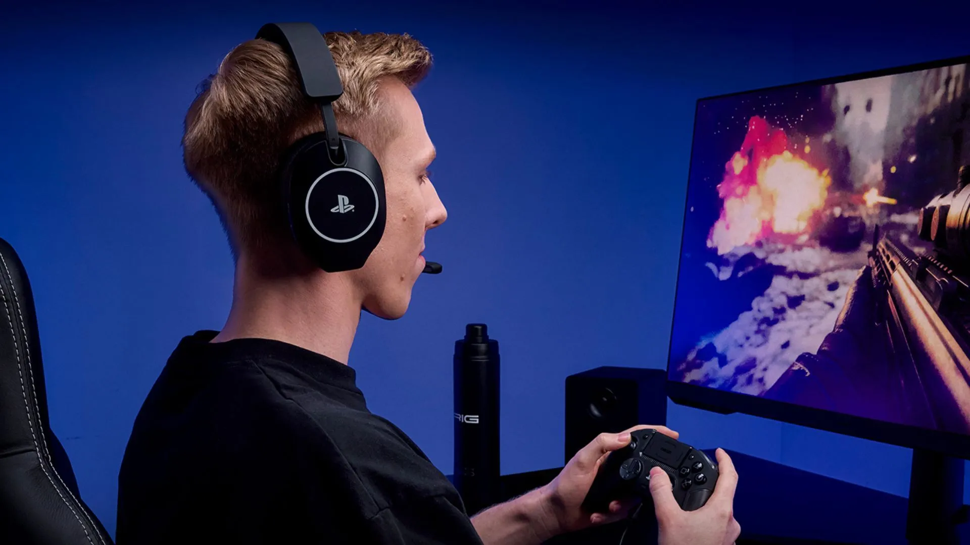 RIG R5 Pro Spear đặt bên cạnh tay cầm, phù hợp cho game thủ muốn âm thanh rõ ràng khi chơi PS5