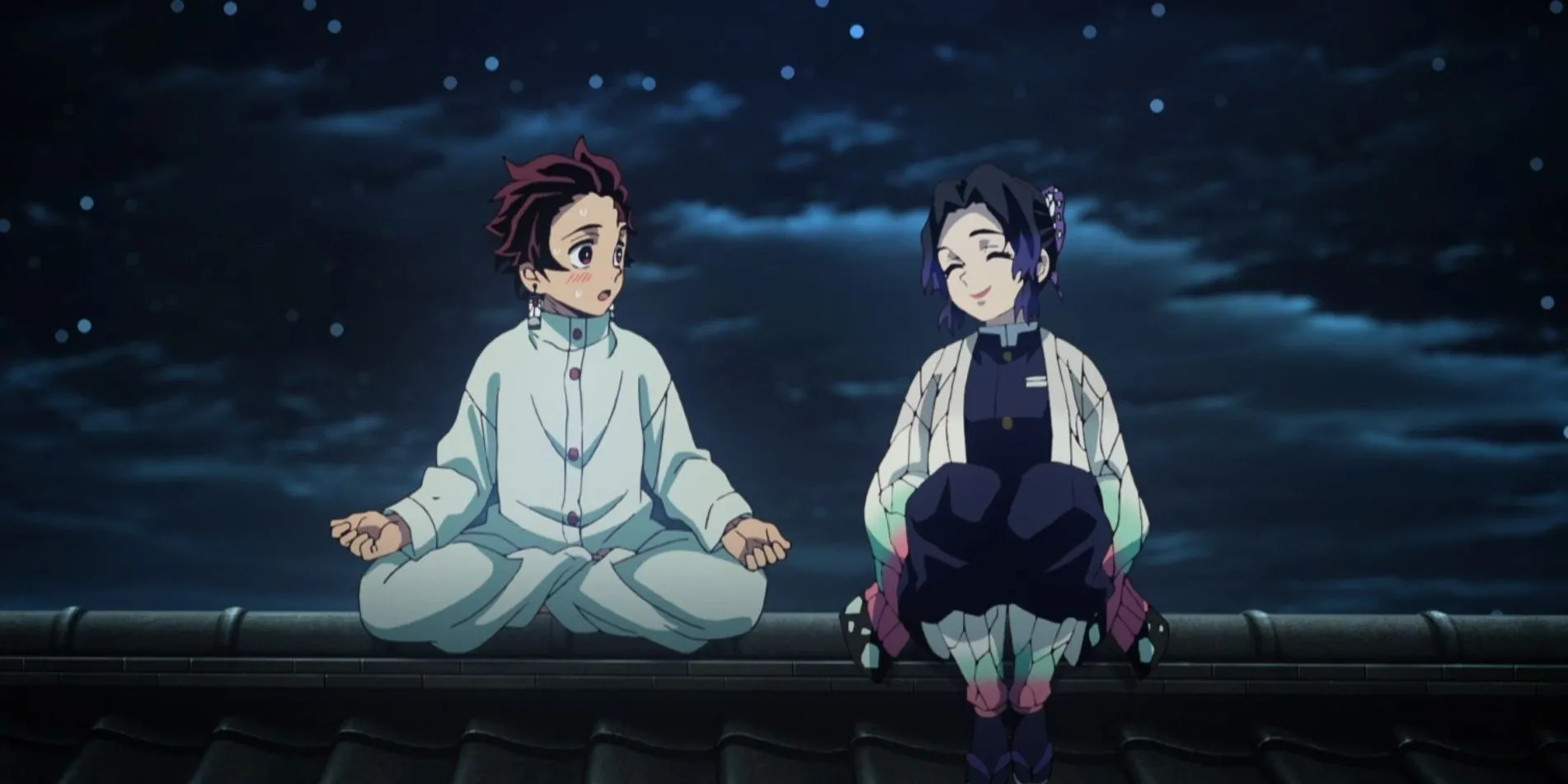 Shinobu trò chuyện với Tanjiro trong vườn, nụ cười dịu nhưng ẩn chứa nỗi buồn