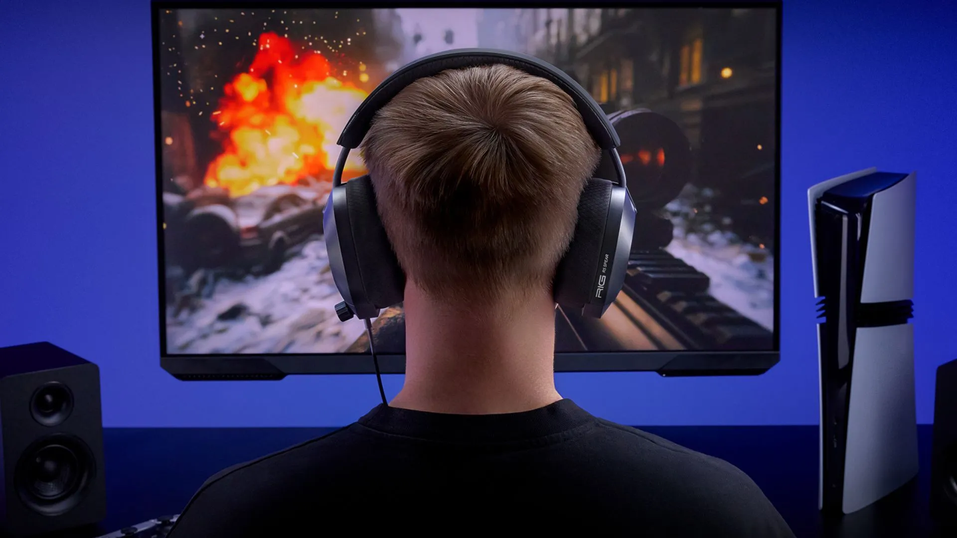 Tai nghe RIG R5 Pro Spear đang phát hình nền game trên màn hình, phù hợp cho game thủ PlayStation