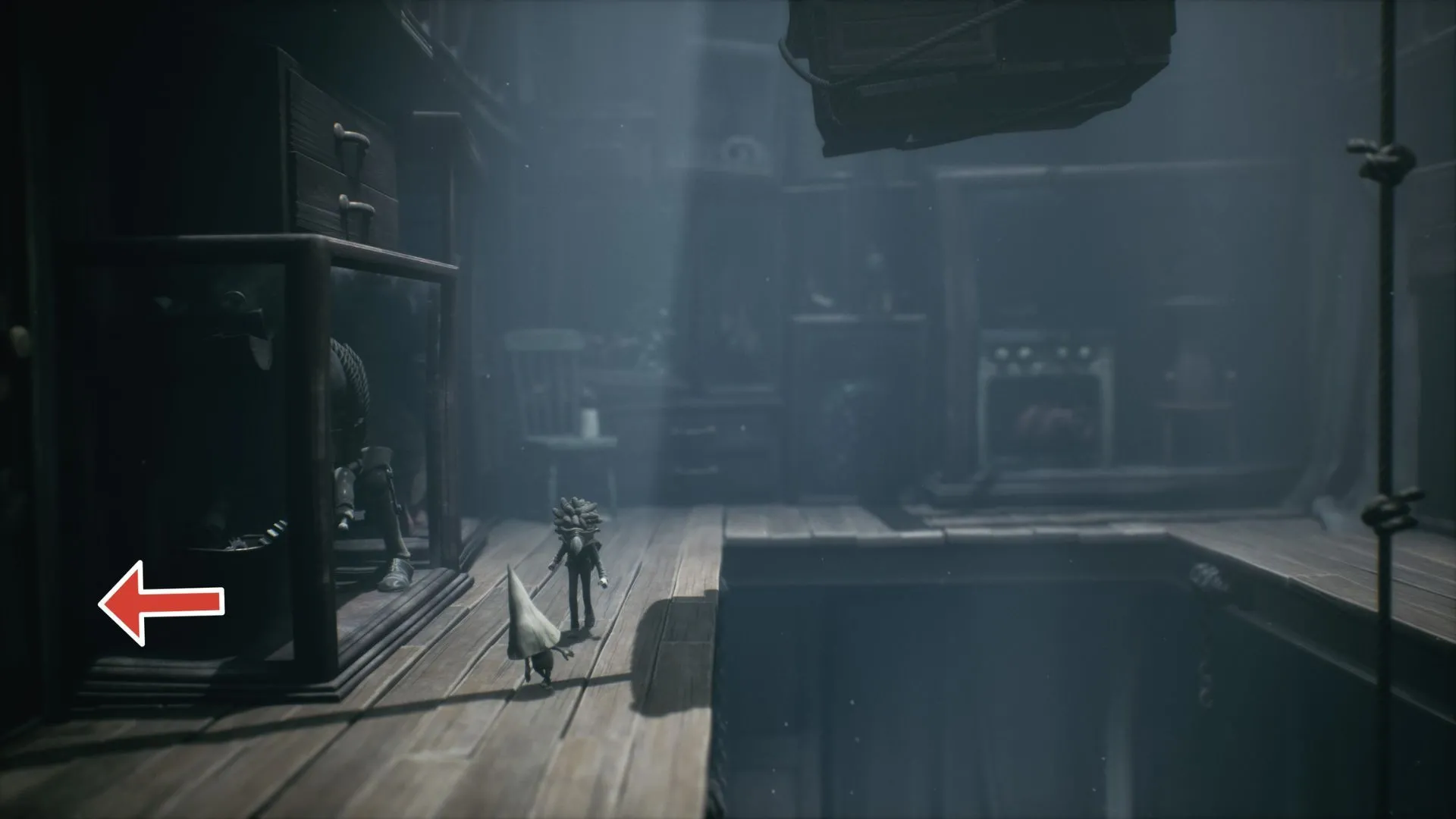 Theo Nome chạy từ tủ sau khi lấy búp bê trên tầng cao trong Chương 3